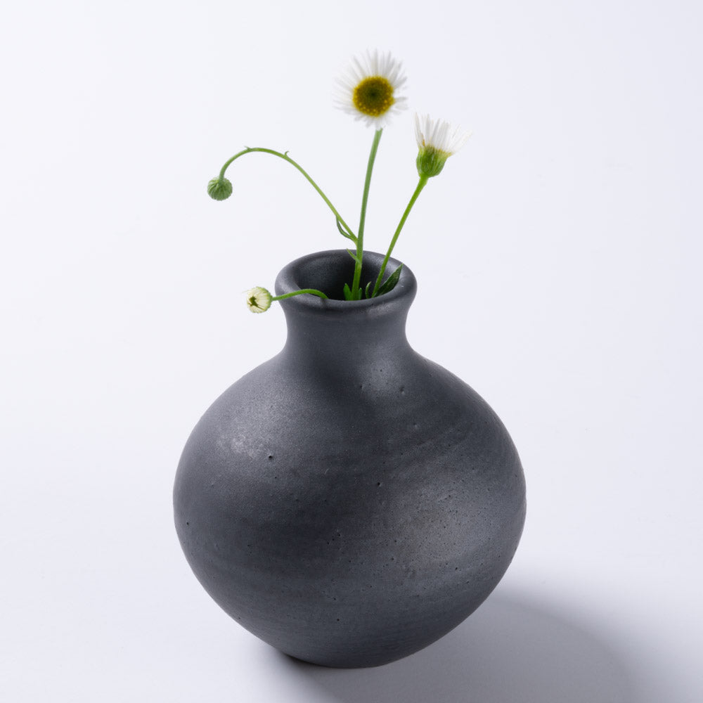 萩焼 天龍窯 ミニ玉花瓶 ブラック ¥1,100 大人の焼き物