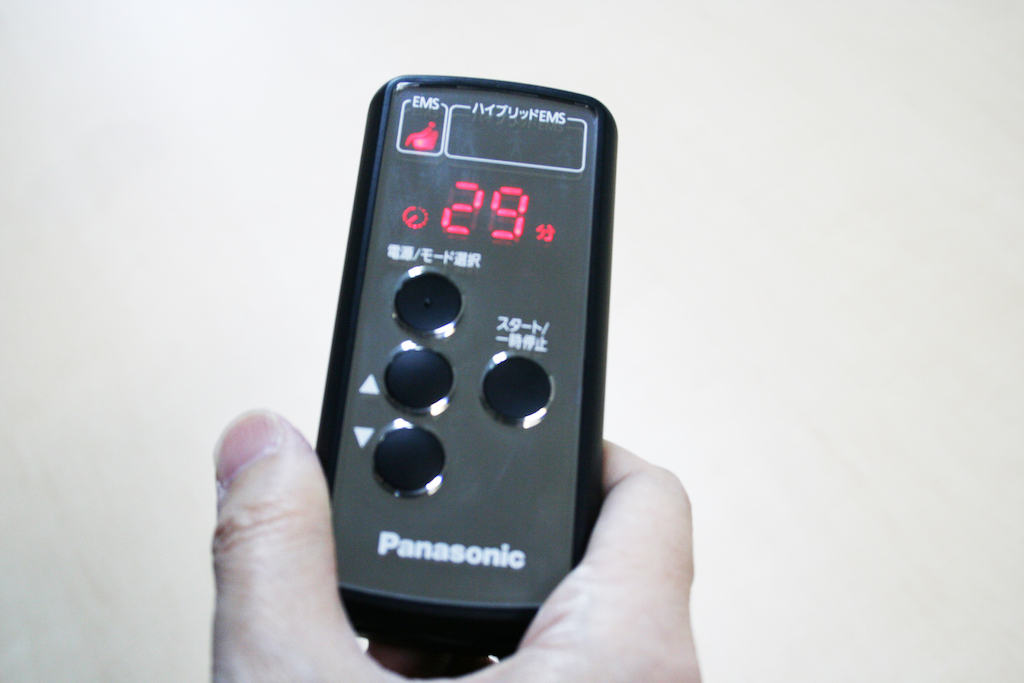 ながらトレーニング”で腹筋を割りたい。「SIXPAD」などEMSトレーニング