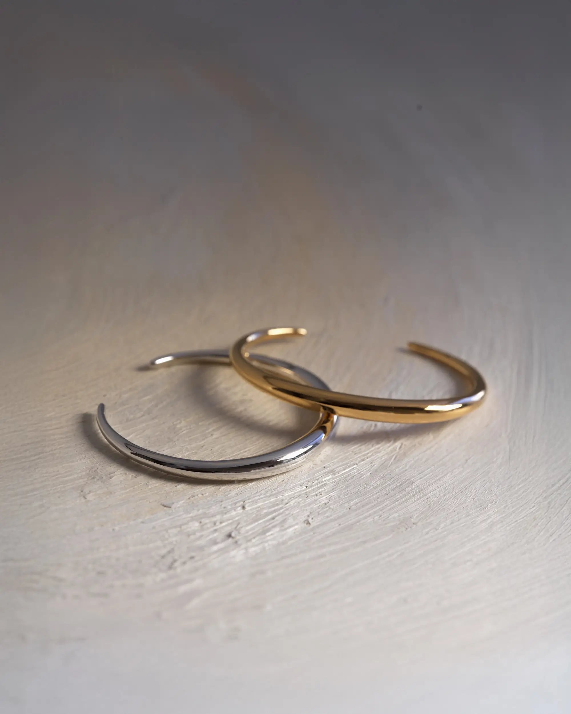 アストルバングル | 天体をイメージした曲線美のシルバー925バングル