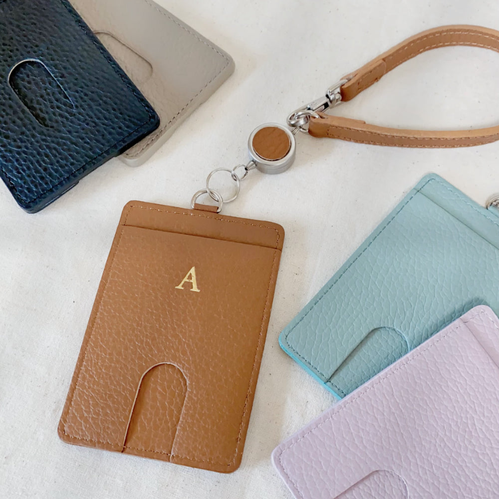 イニシャル刻印で世界に一つだけ イタリアンレザー 伸びるリール付