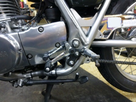 SR400純正バックステップ - 川和モーターサイクルのブログ