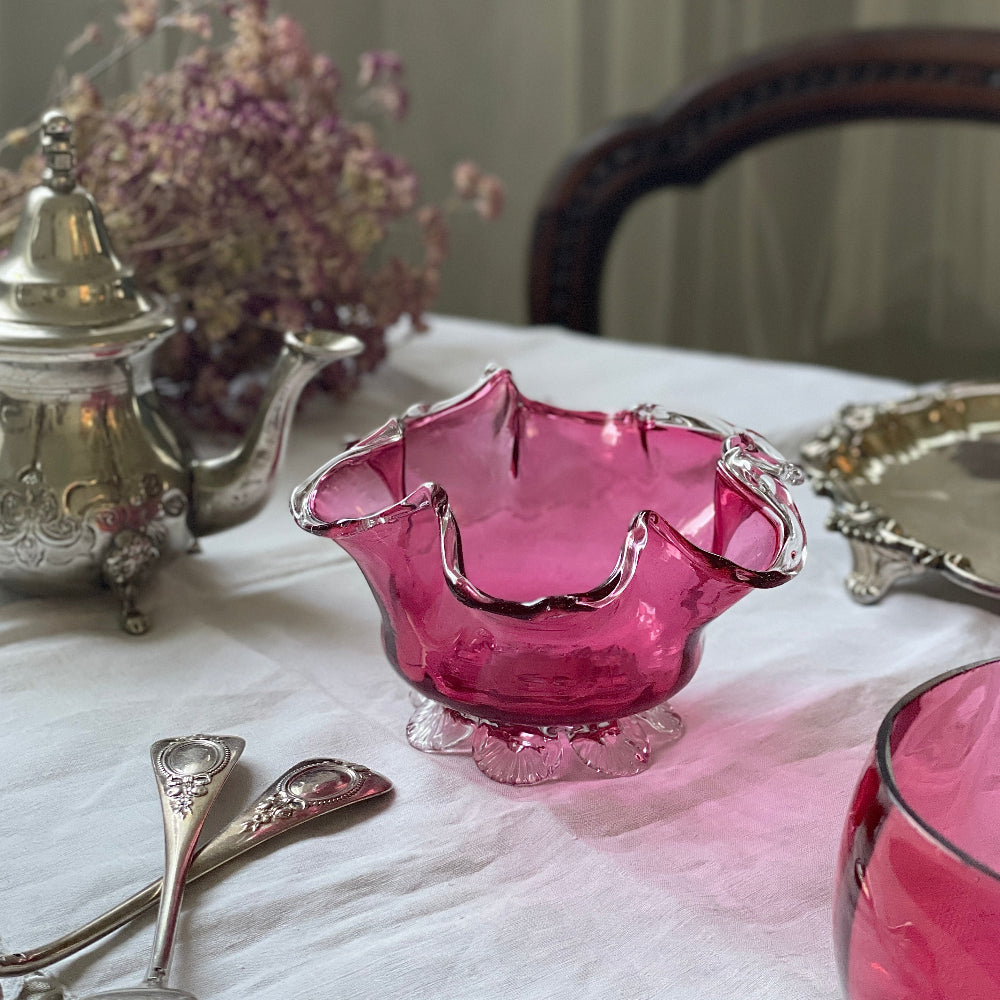 ヒラヒラしたデザインが素敵なクランベリーガラスボウル（直径約15cm