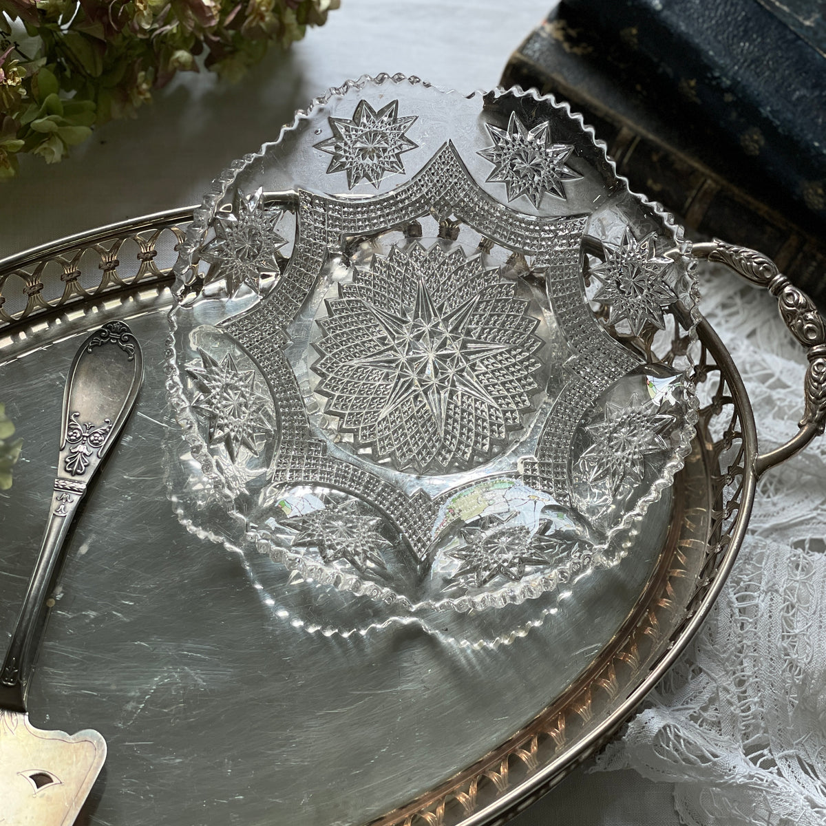 フリルデザインのヴィクトリアンガラス皿（直径18.5cm） イギリス