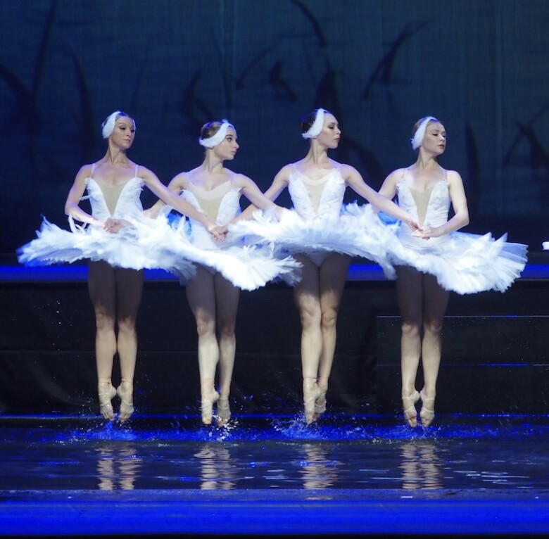 動画3分】本物の水の上で踊る「白鳥の湖」！ ウクライナ・グランド