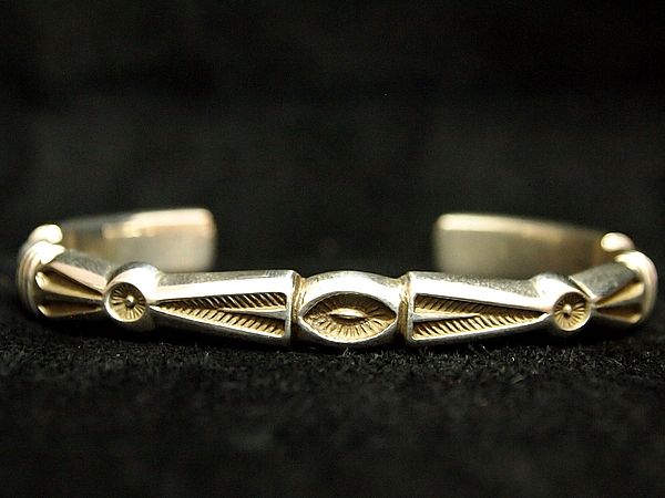 ナバホ族 ジェニファー・カーティス バングル入荷しました!!!【Navajo