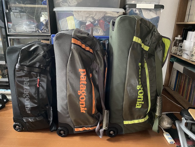 遠征バッグ、よく見ると…。】ブラックホール ウィールドモデルに「あれ