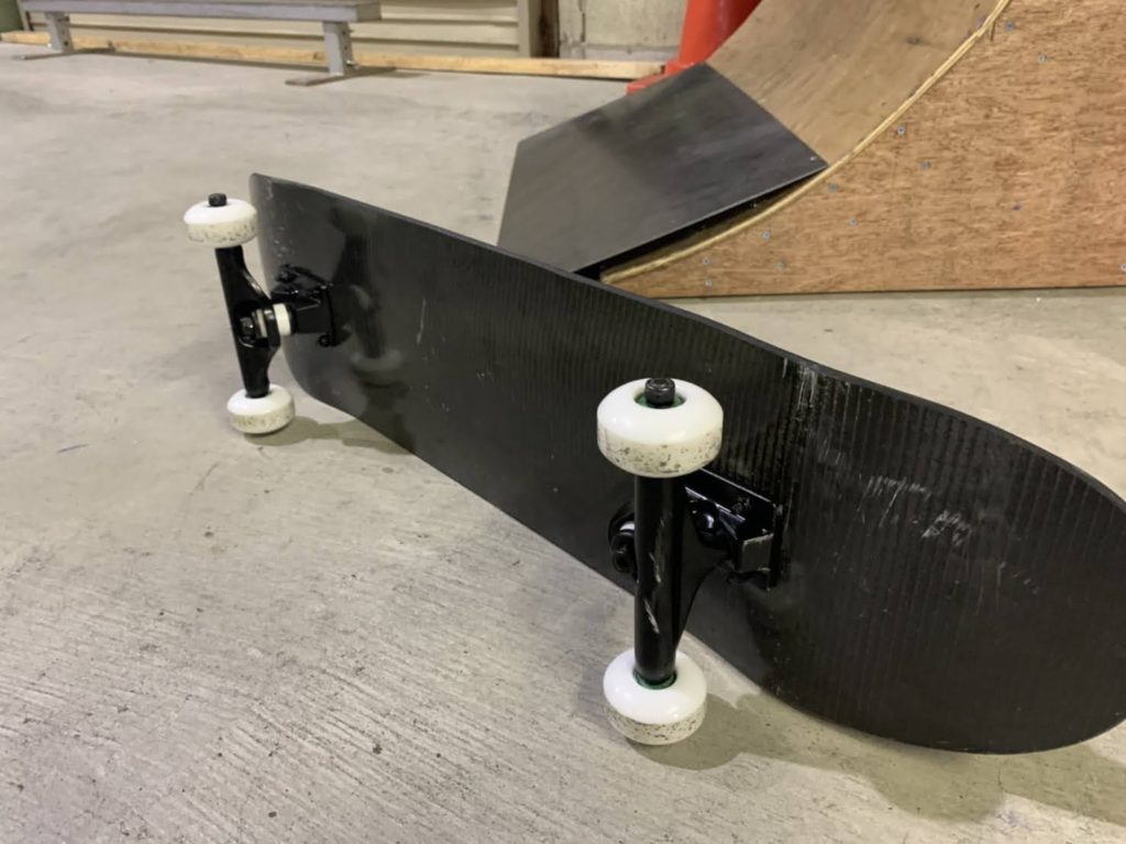 日本初のフルカーボンデッキ!!!お店にサンプルありますよ