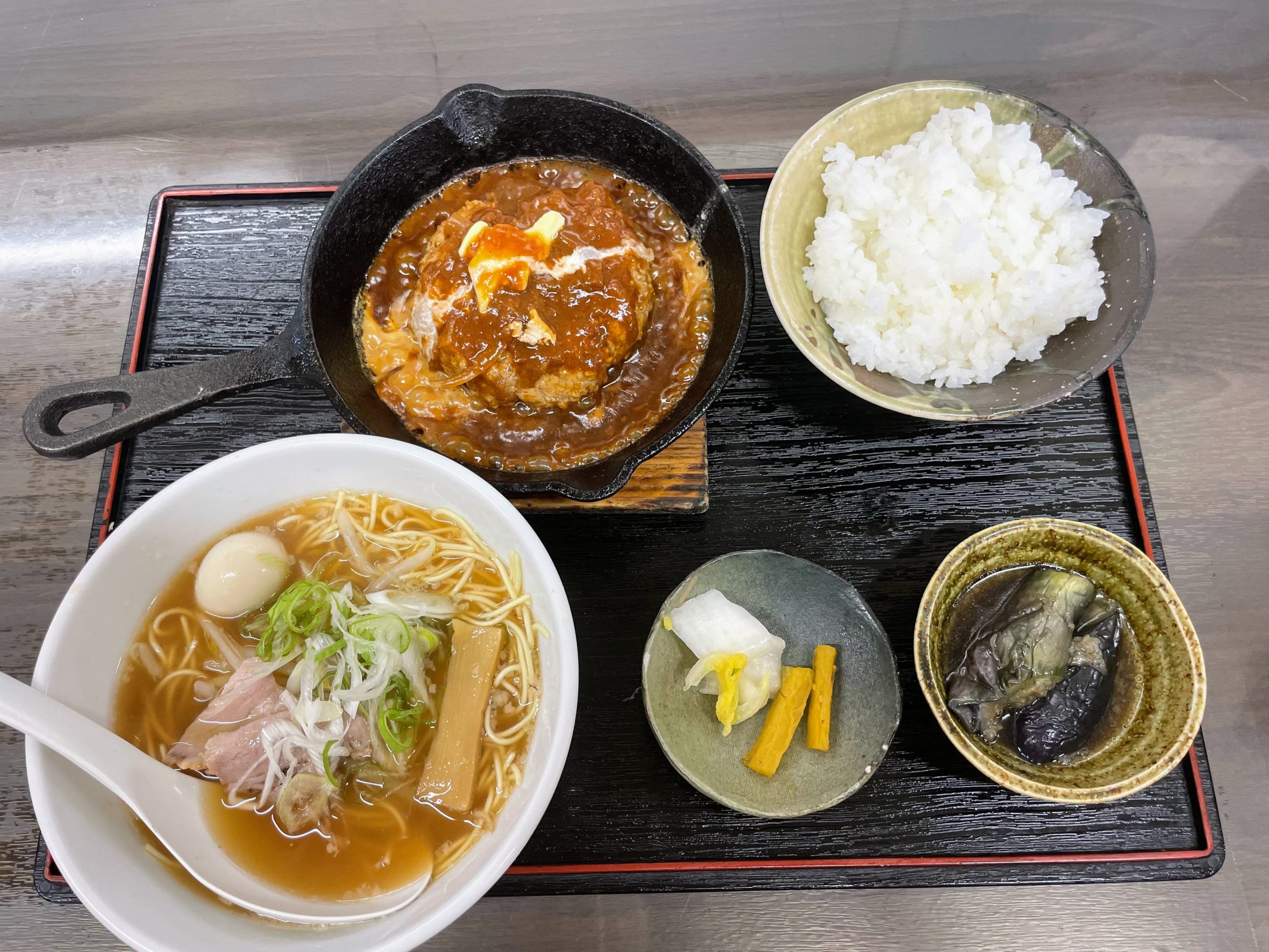 田畑の中にポツンと。ラーメン屋「海坊主」で食べられるハンバーグ
