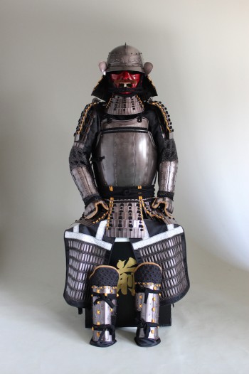 鎧兜甲冑等身大】置手拭兜 黒糸威 縦矧二枚胴具足 | 甲冑工房 武寿