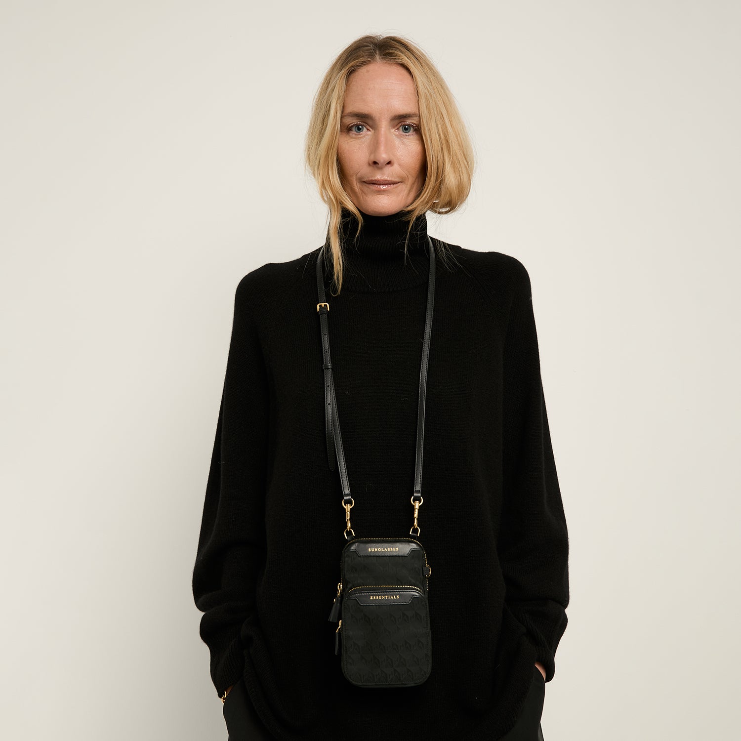 AH ロゴ・エッセンシャルズ・クロスボディ | Anya Hindmarch JP