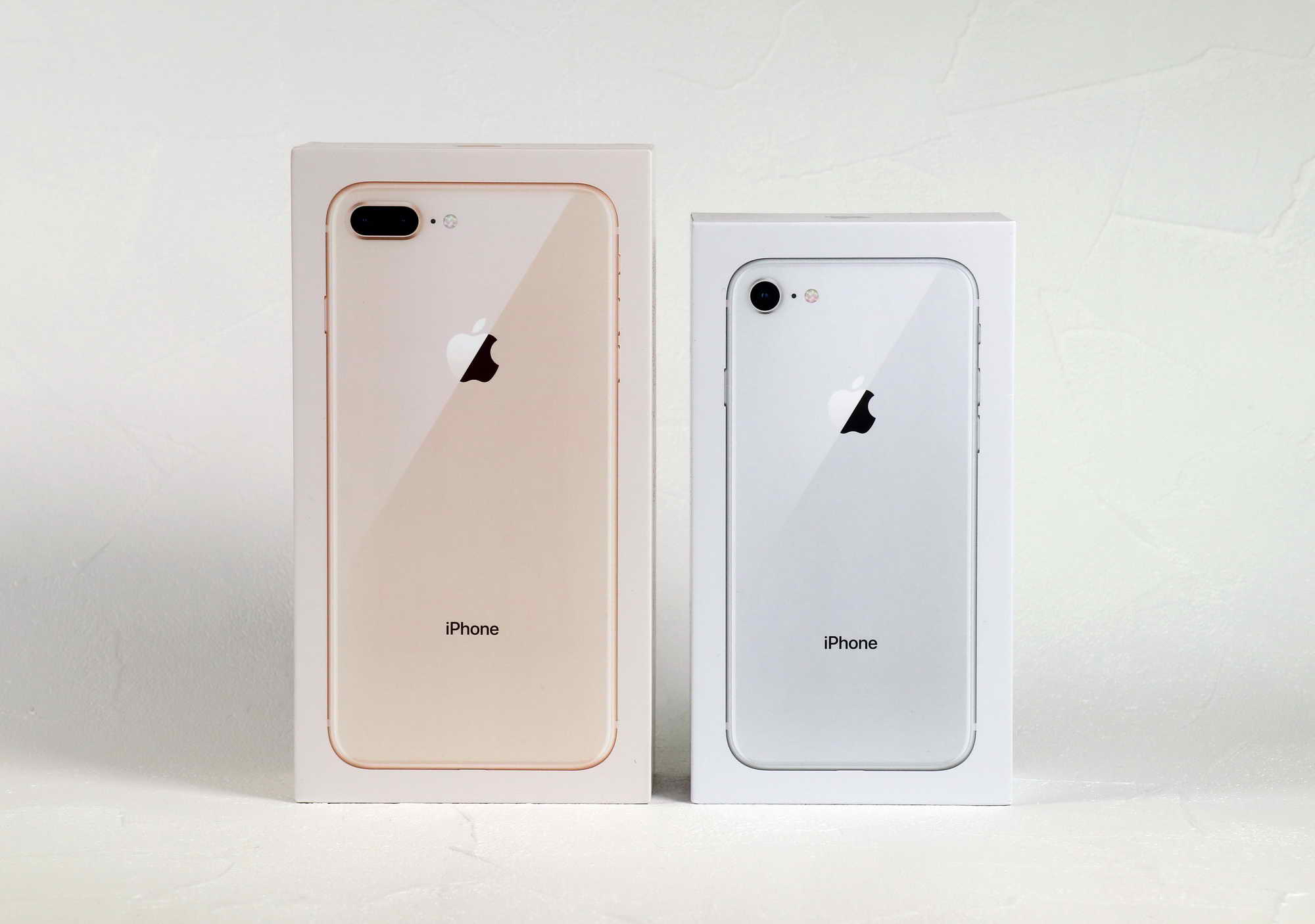 左iPhone 8 Plus（ゴールド）、右がiPhone 8（シルバー）の箱。ボディ