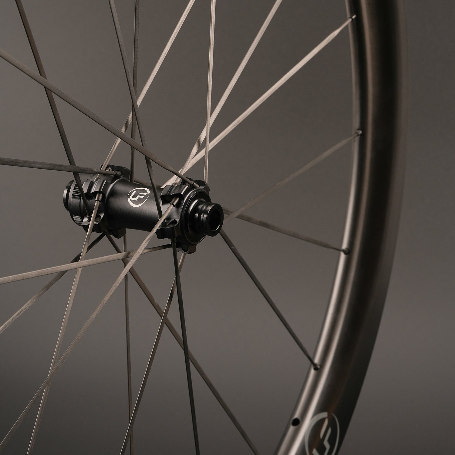 LightFast ウルトラライトカーボンスポークホイールセット-LF CSA