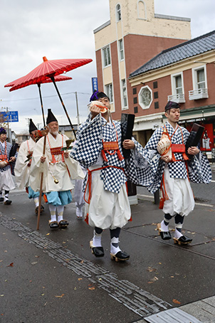 ほら貝の音 師走告げる 出羽三山神社「松の勧進」｜2024年12月03日付