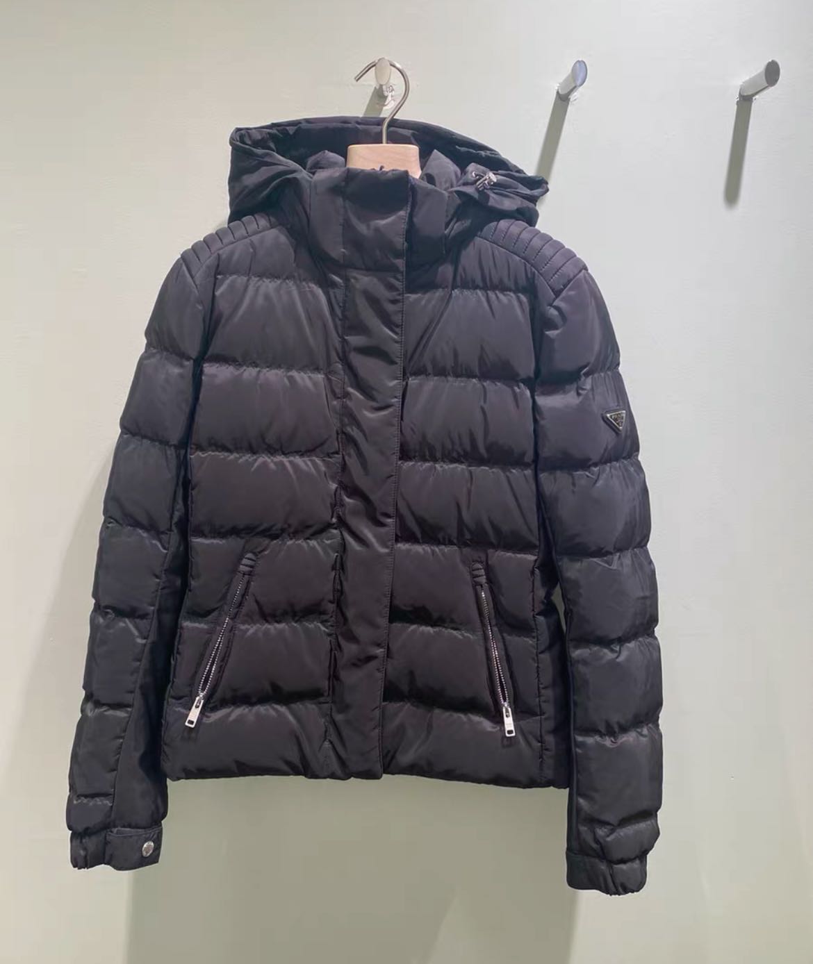 PRADA フード付き ショートダウンジャケット 29X544 管理番号：D000301