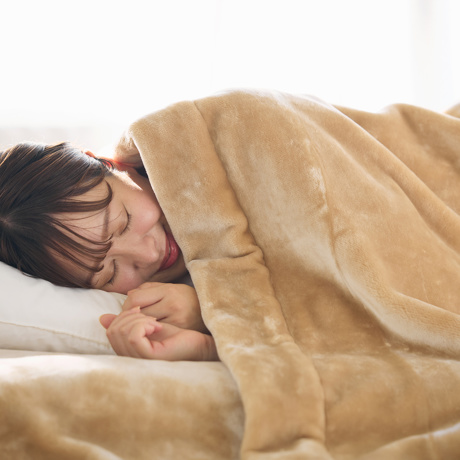 吸湿発熱 敷き毛布／シングル》1分で5℃アップ！ 軽さとなめらかさが
