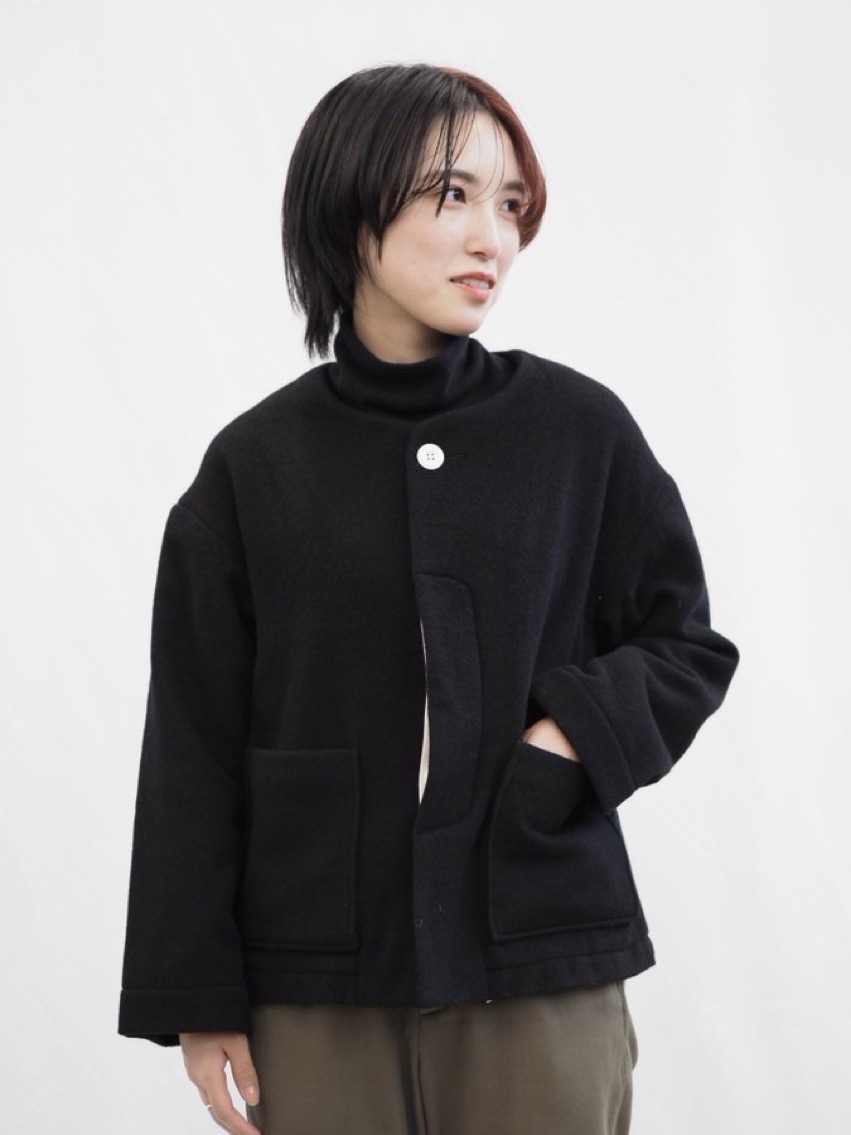 312“HUIS×尾州”縮絨ウールフランネルノーカラーショートコート – HUIS