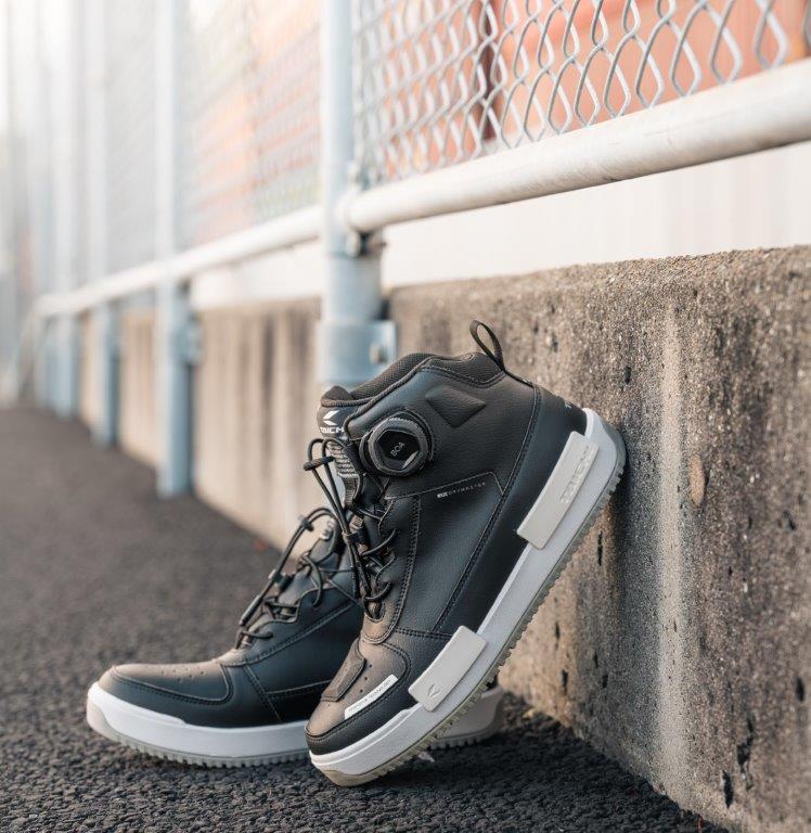 ストリートファッションに合うスニーカーデザインで、防水性能や