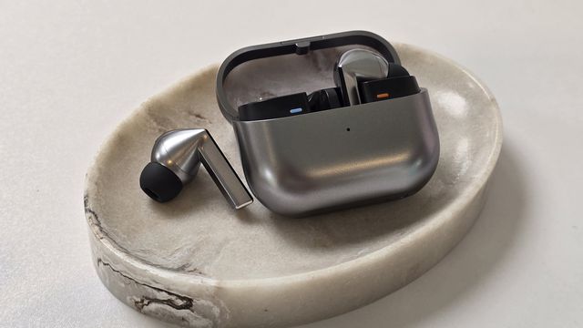 Galaxy Buds 3 Pro volta às lojas no Brasil após 