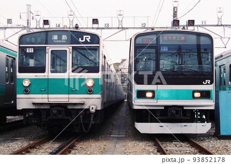 車両基地で並ぶ常磐緩行線の203系と209系1000番台の写真素材 [93852178