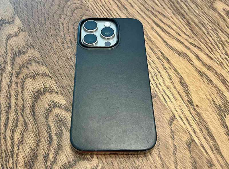 Nomad Magnetic Leather Back for iPhone 16 Pro review - The Gadgeteer