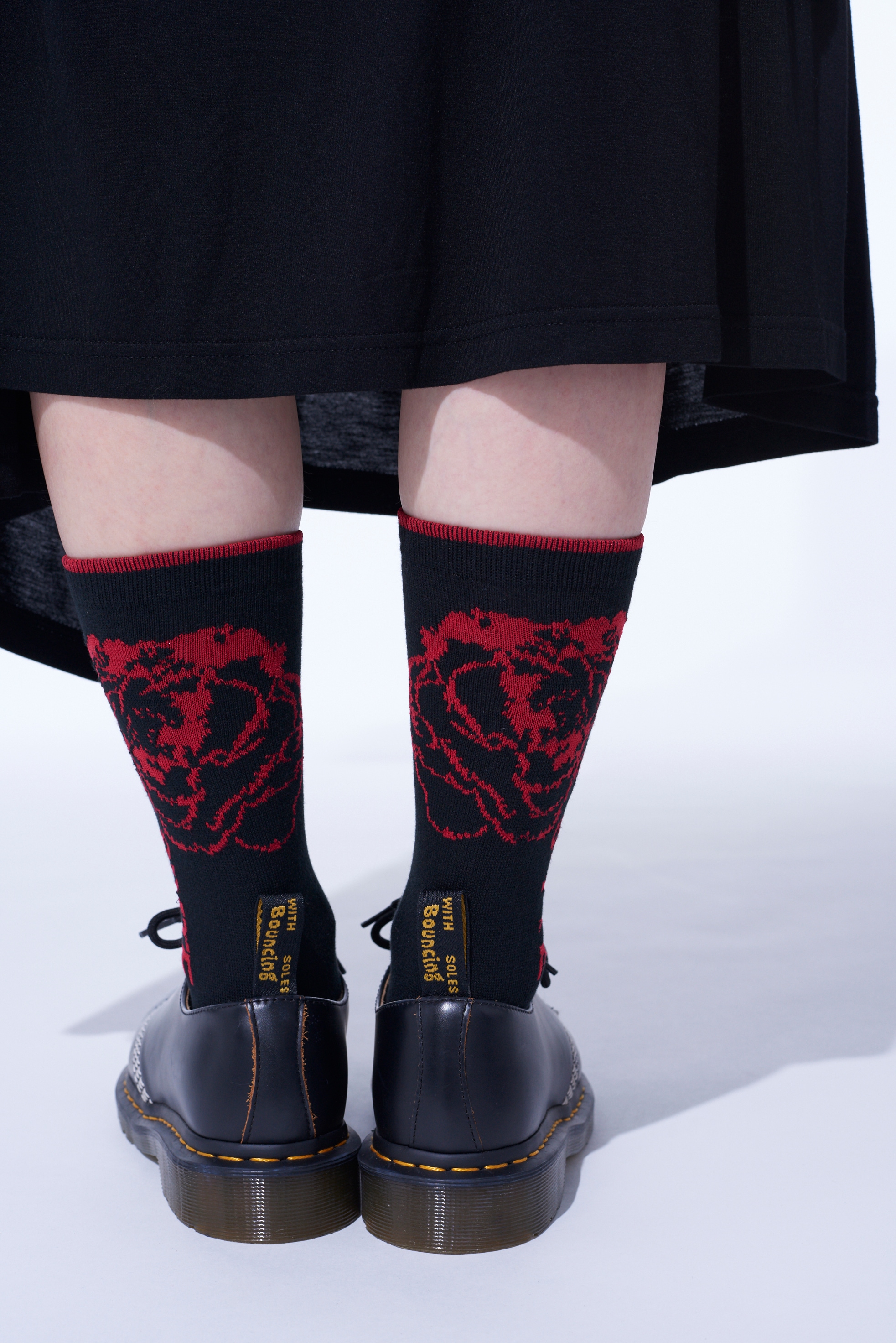 COTTON PLAIN STITCH FLORAL SOCKS(S Red): S'YTE｜THE SHOP YOHJI