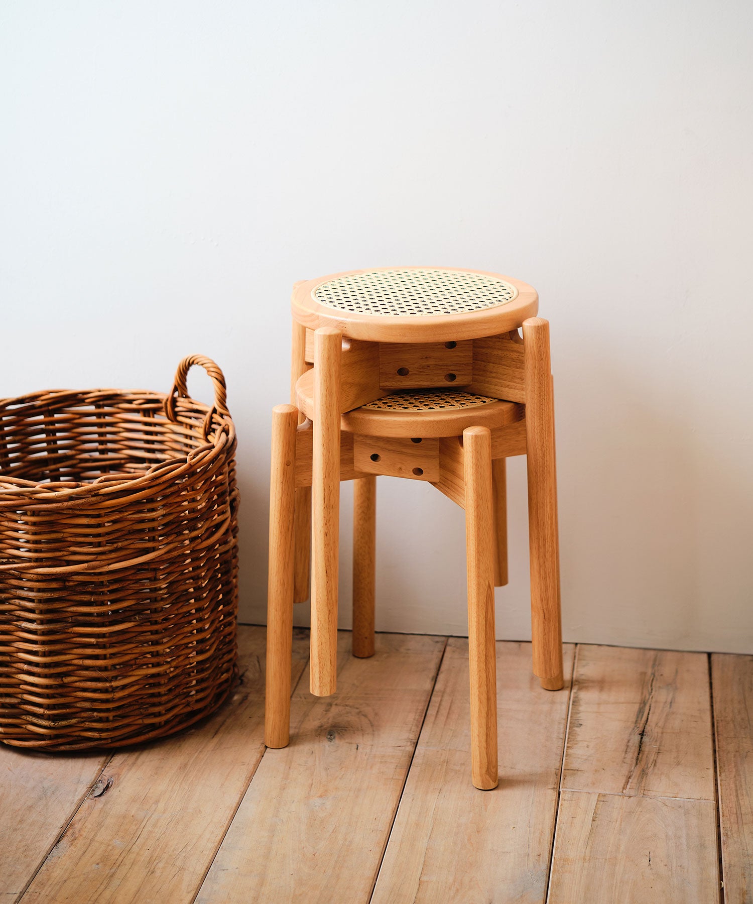 ecruxe｜CARINA STOOL｜サイドテーブルにもなる多用途な洗練デザイン