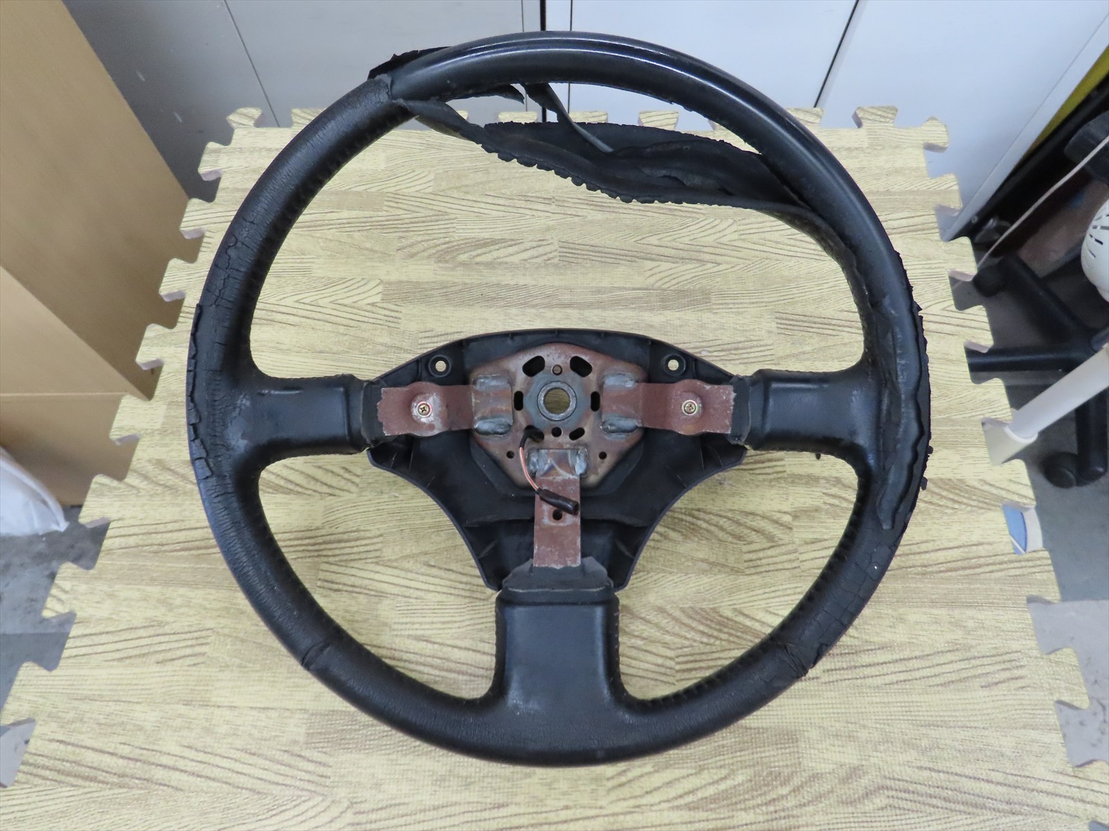 トヨタ：ランドクルーザーの純正ステアリングハンドルの本革巻き直し