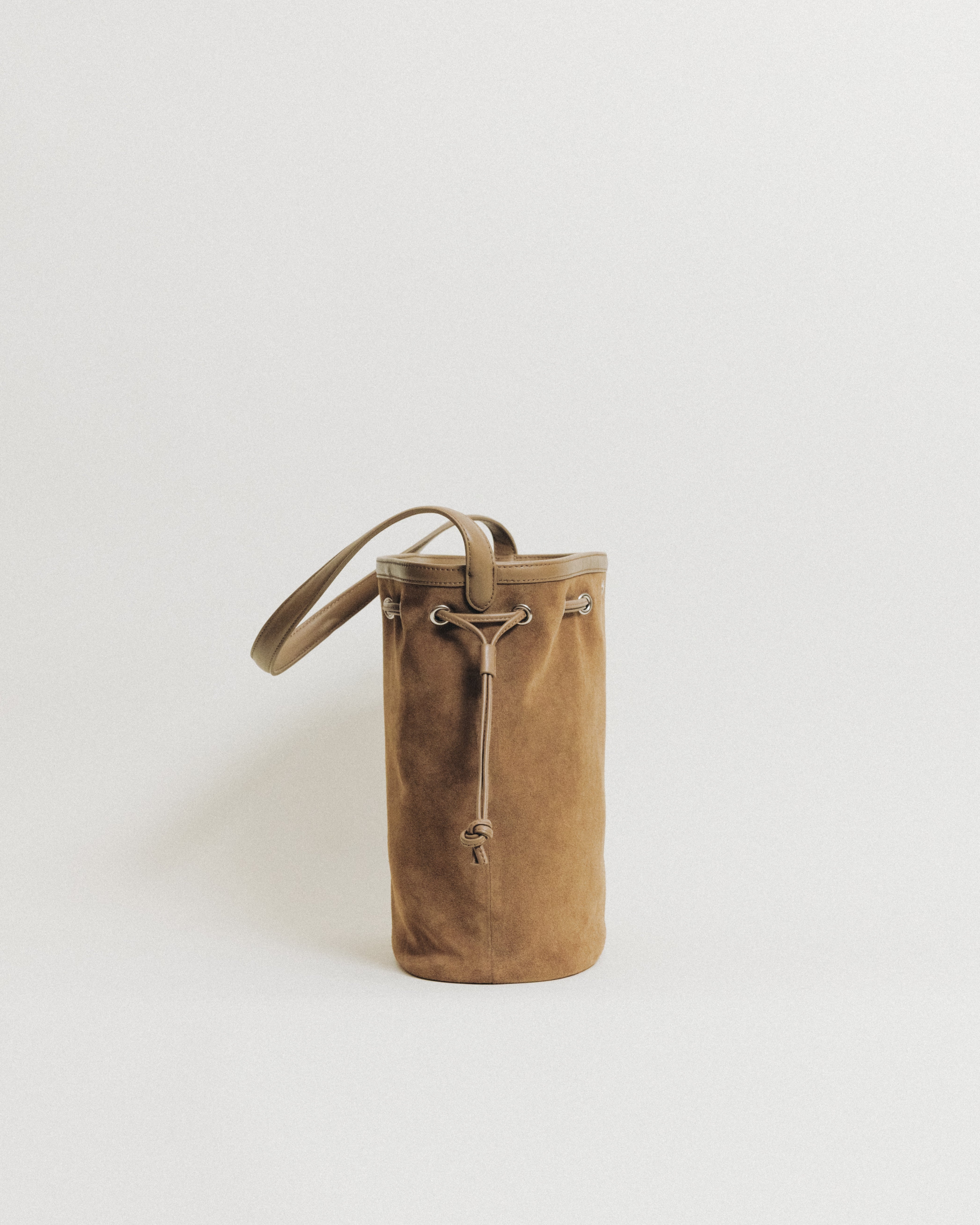SAC COQUILLE BUCKET SUEDE BEIGE – TOUT Y EST JP