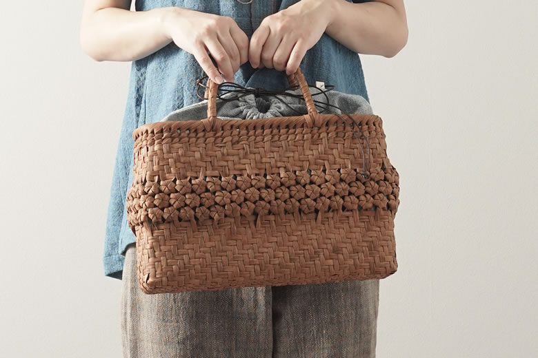 楽天市場】山葡萄 かごバッグと手紡ぎ綿糸を草木染し手織りした布の