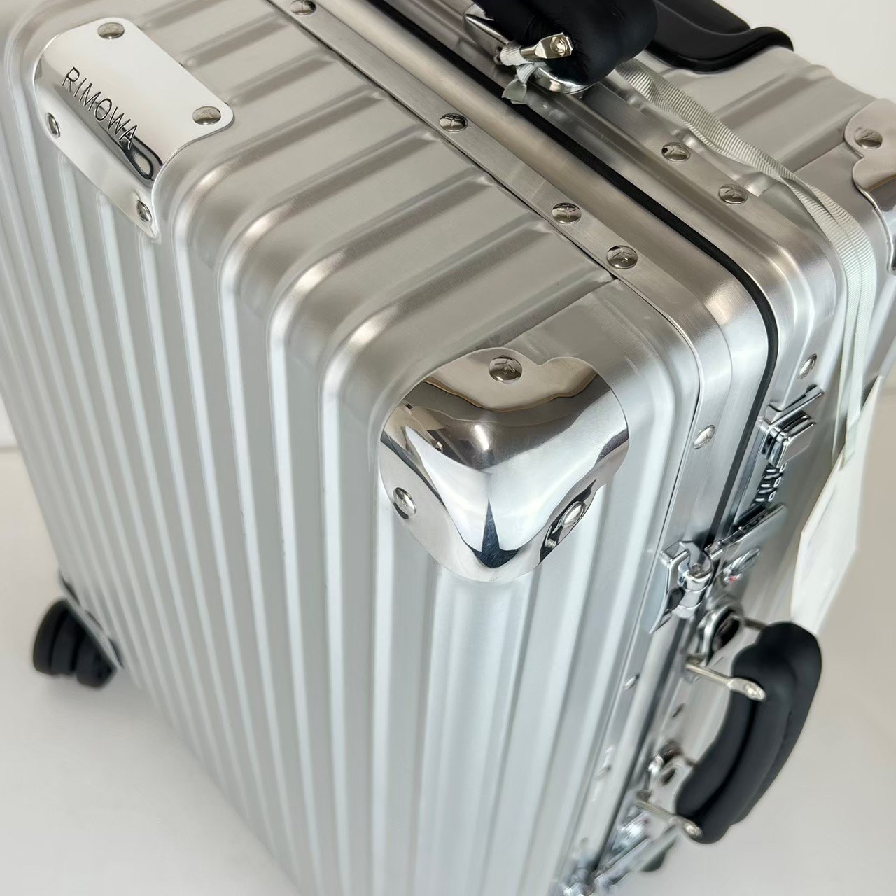 楽天市場】新品未使用 RIMOWA リモワ Classic Cabin S Silver 33L