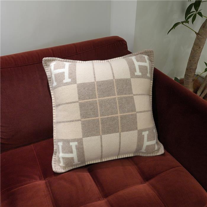 楽天市場】エルメス クッション アヴァロンIII PM ココ・カモミール