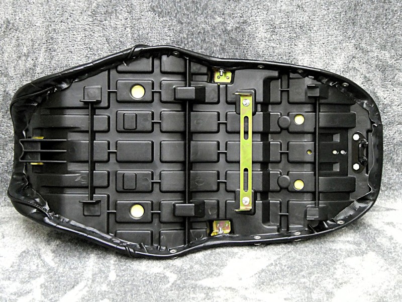 楽天市場】バリオス 1型 タックロール シート 黒皮 鋲打ち : カスタム