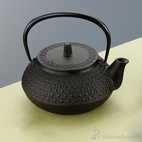 楽天市場】岩鋳 南部鉄器 鉄瓶兼用急須 新亀甲 直火用 5型 650ml