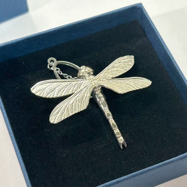 楽天市場】かざりや鐐 kzr-e-007 ピンバッジ「トンボ 大 (タイタック用