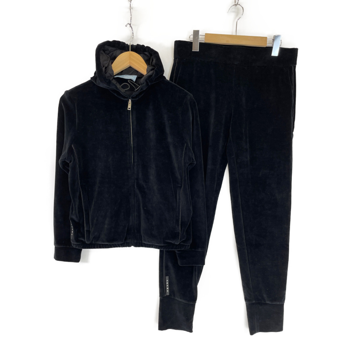 楽天市場】PRADA プラダ ﾌﾞﾗｯｸ ﾍﾞﾛｱ ｼﾞｯﾌﾟﾊﾟｰｶｰ ｽｳｪｯﾄﾊﾟﾝﾂ ｾｯﾄｱｯﾌﾟ