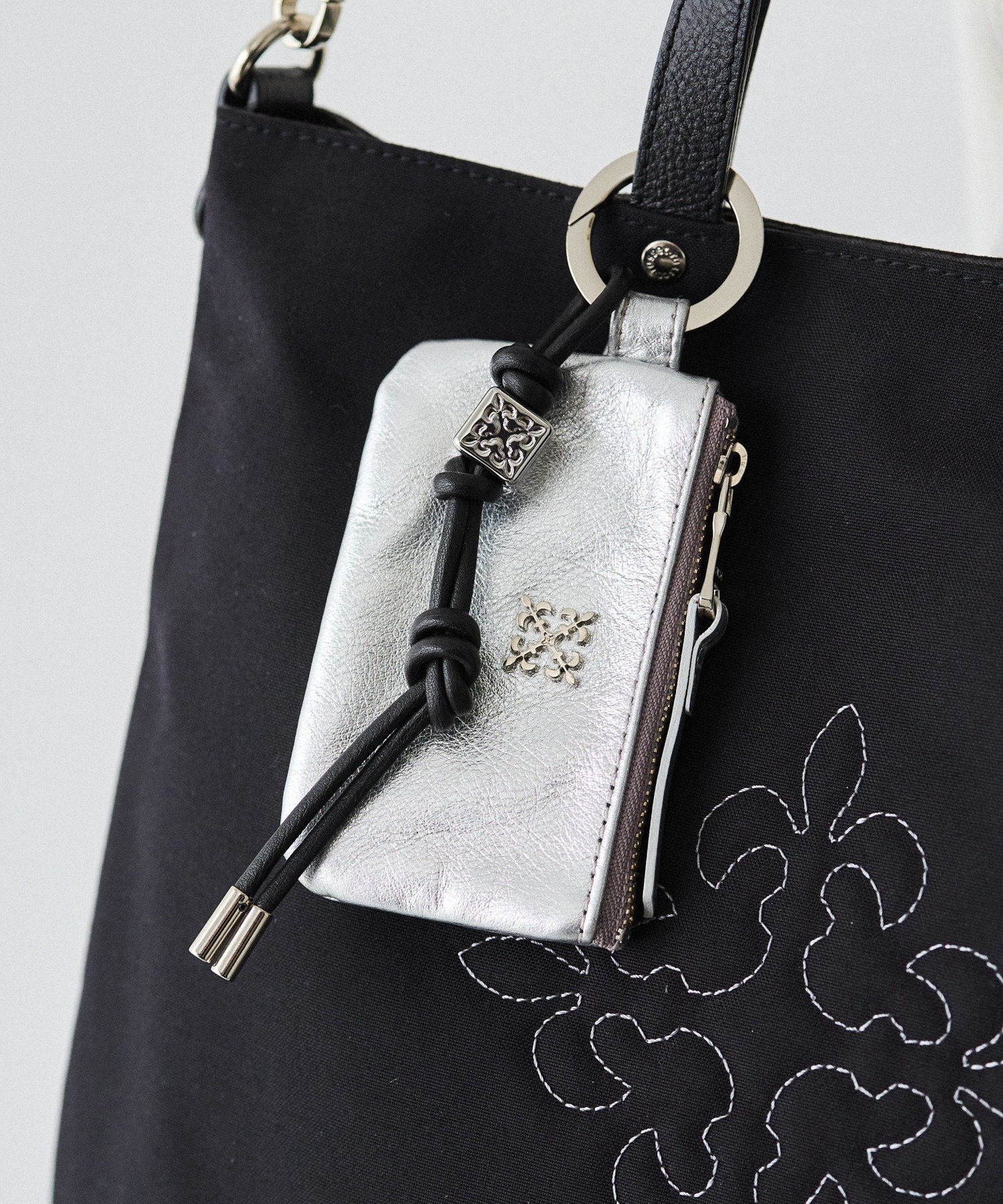 russet｜カラビナ付き ソフトレザーマルチケース | Rakuten Fashion