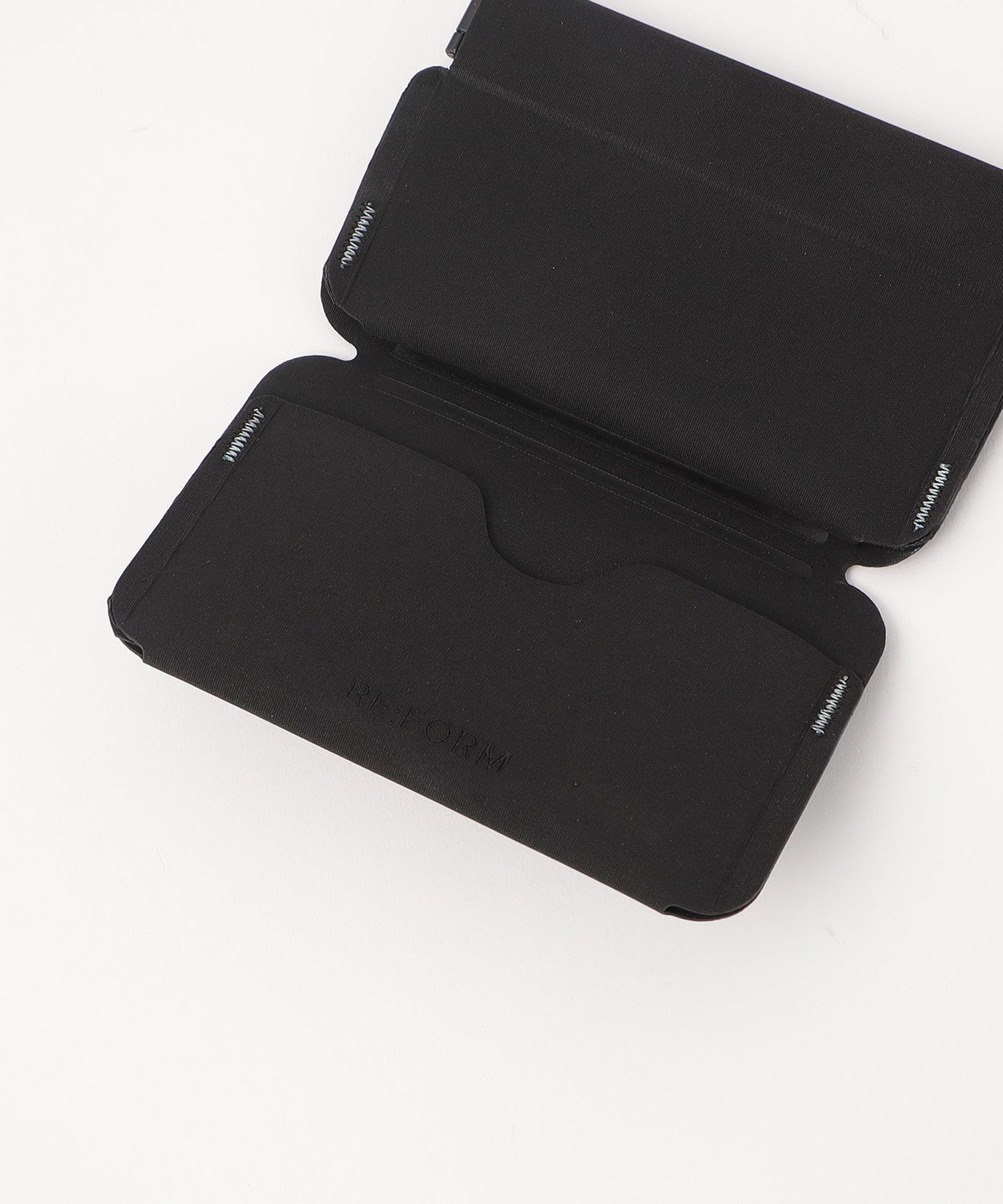 RE:FORM RE-01 ブラックケース　スリーブ　財布 デザインが良すぎるミニマルな財布「RE:FORM RE:01」がカッコよすぎた