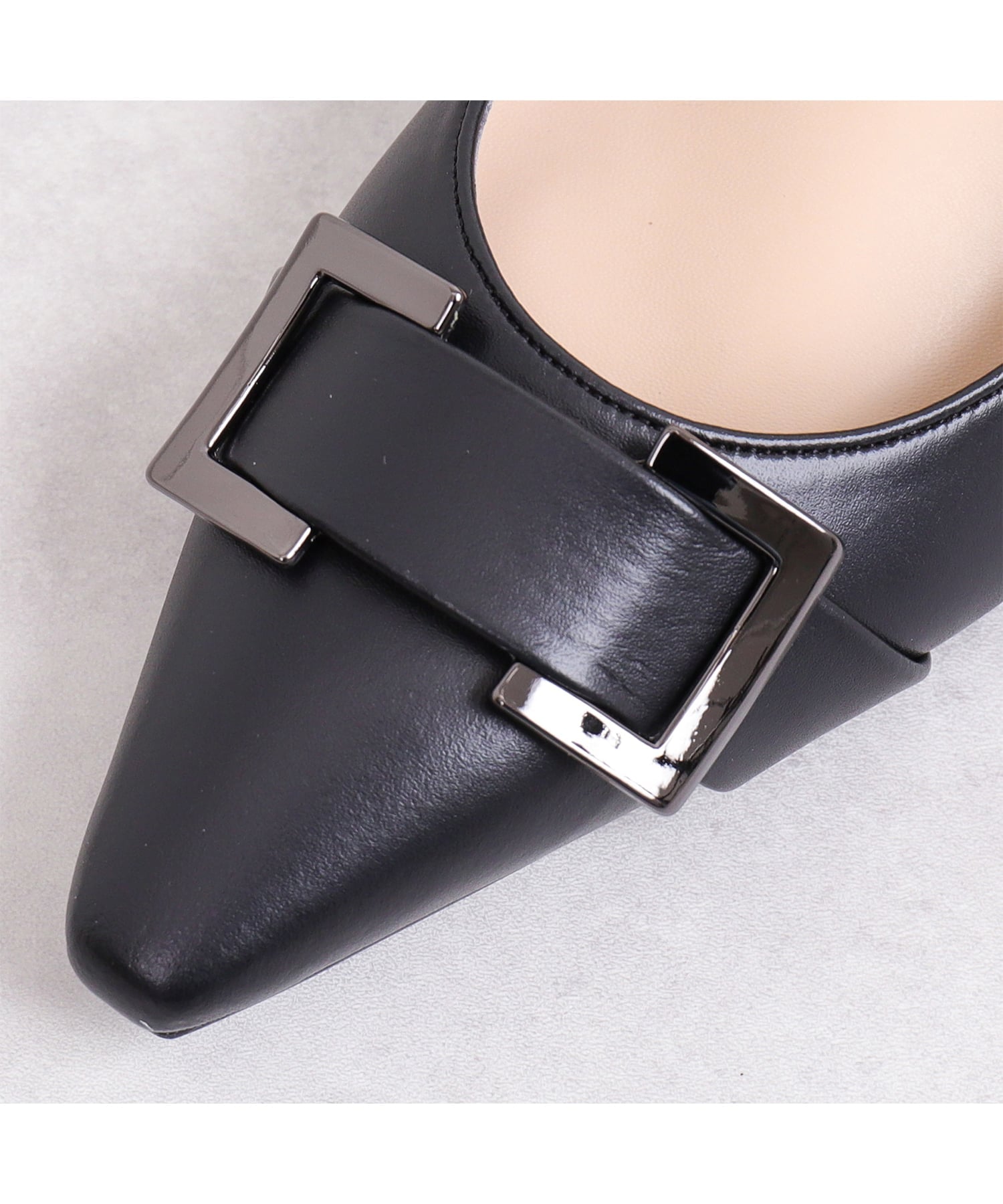 artemis by DIANA｜スクエアバックル ソフトポインテッドトゥパンプス