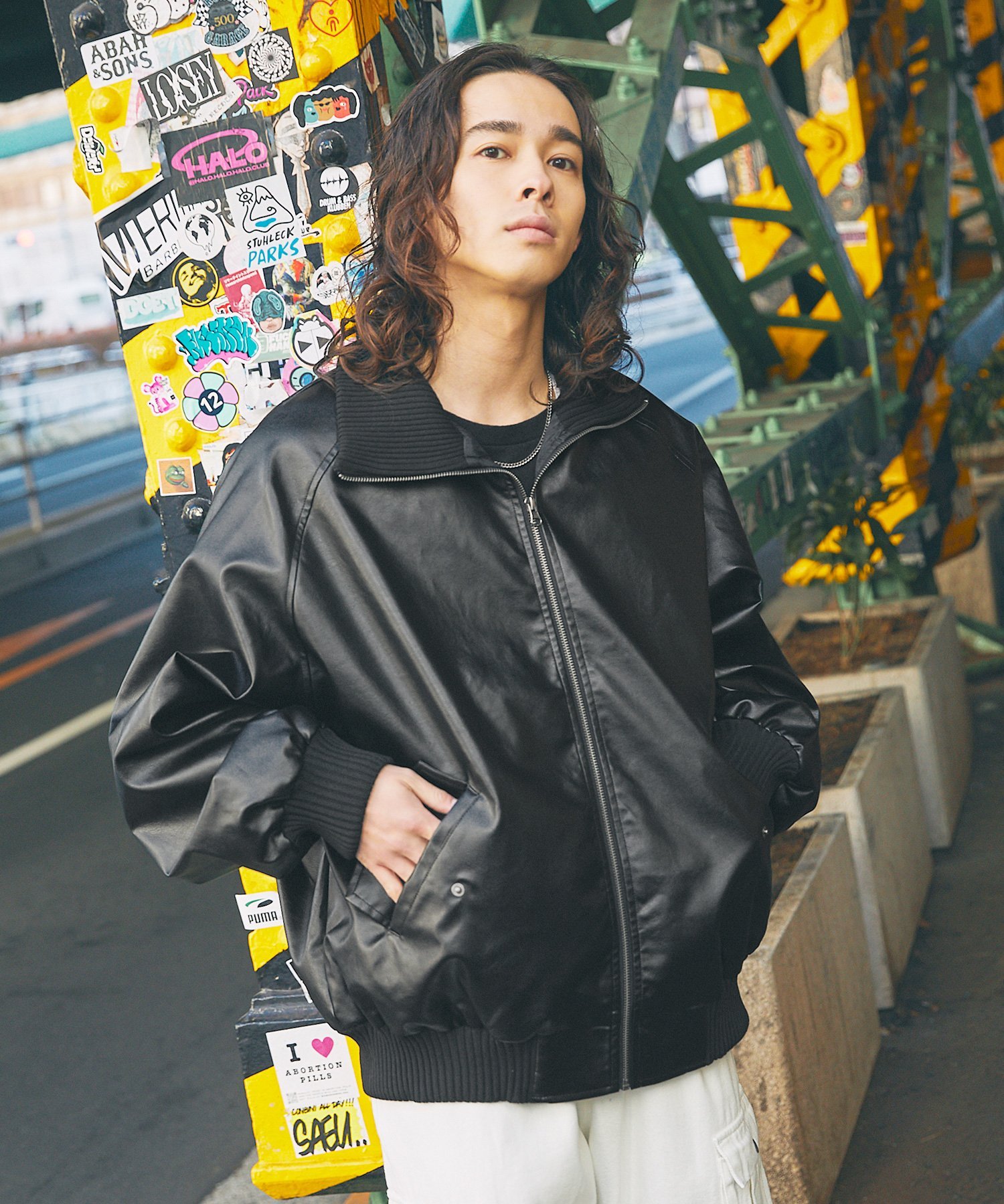 THE CASUAL｜オーバーサイズリブハイネック シンセティックレザー