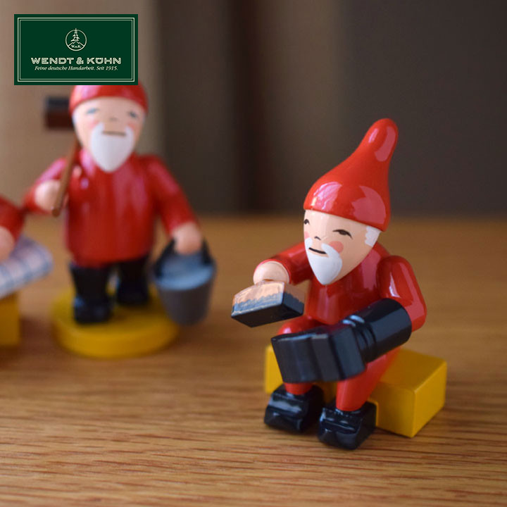 ヴェント & キューン　クリスマス　マーガレットとサンタ Wendt & Kuhn ヴェント & キューン木製人形 おもちゃを運ぶ