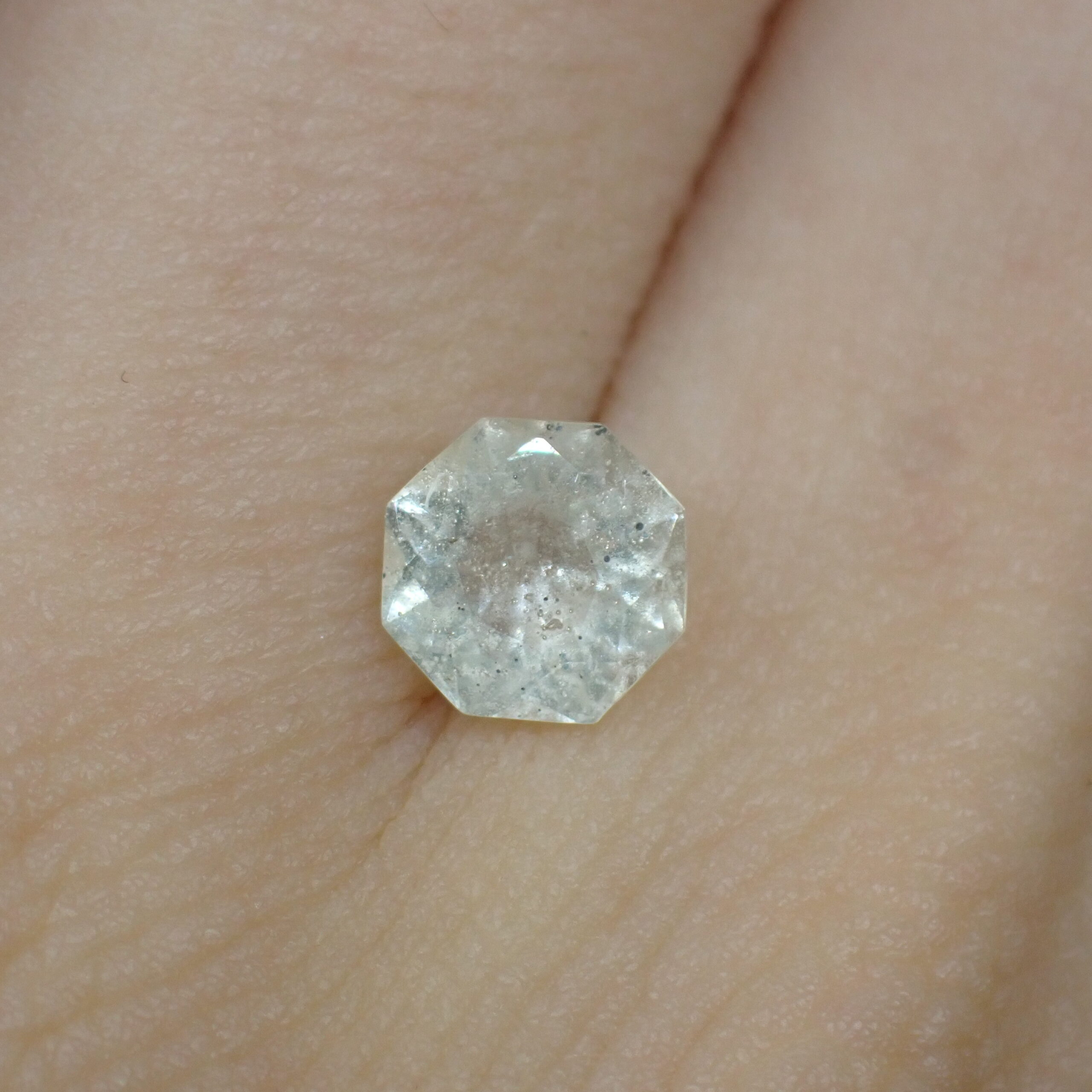 3兆円カット！？ロマンあふれるリビアングラス 0.551ct | 宝石つむり
