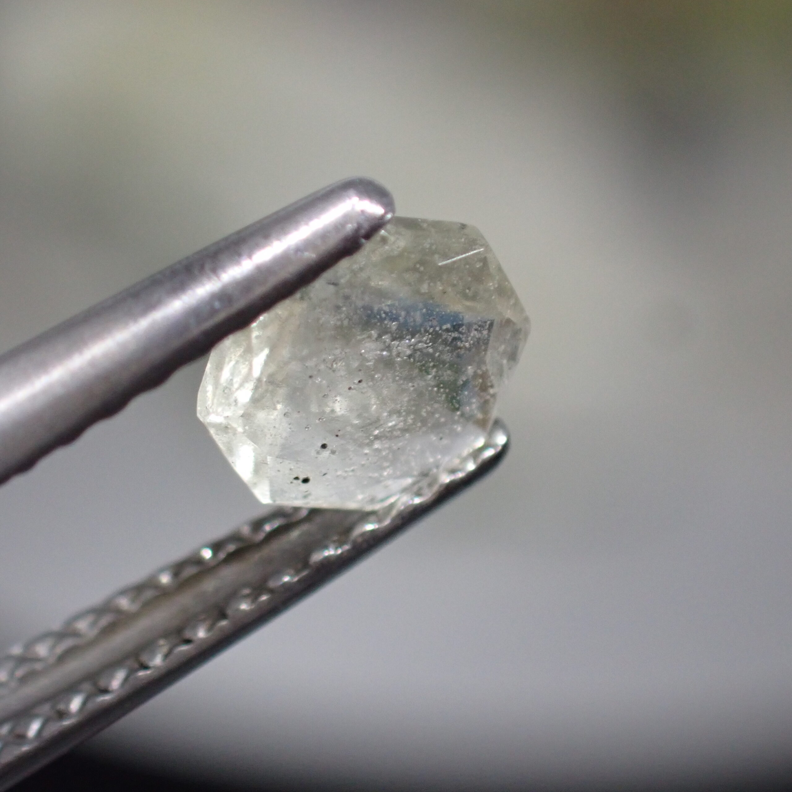 3兆円カット！？ロマンあふれるリビアングラス 0.551ct | 宝石つむり