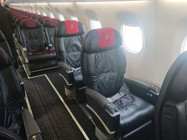 JAL エンブラエルE190の豪華1人掛けクラスJシート│夫婦で世界と日本を