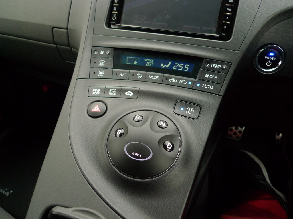 30プリウスのエアコンパネル等のLED打ち替え（色替え）作業 | トレード