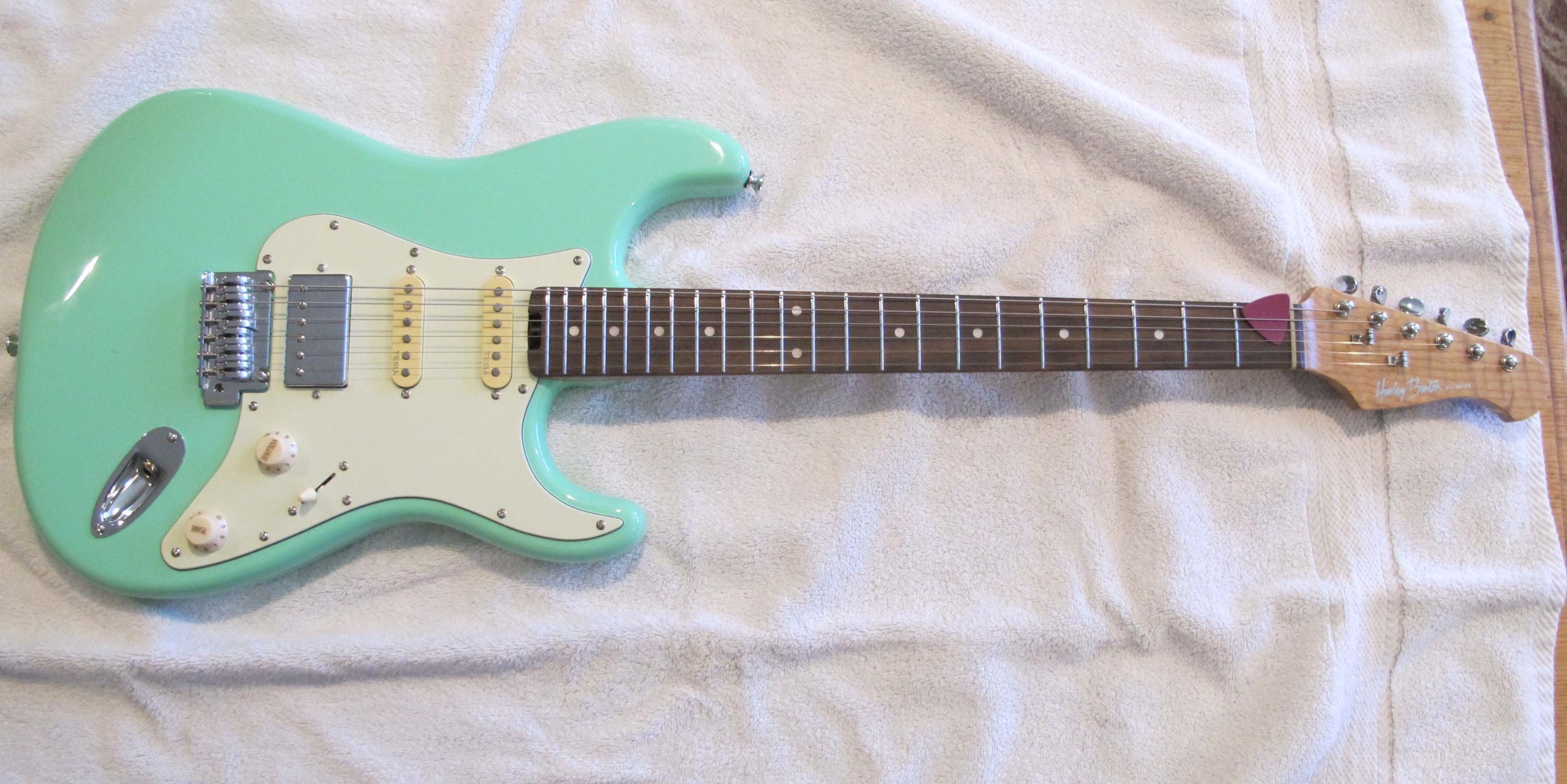 New Guitar Day – The Harley-Benton Modern ST Plus – Tralfaz