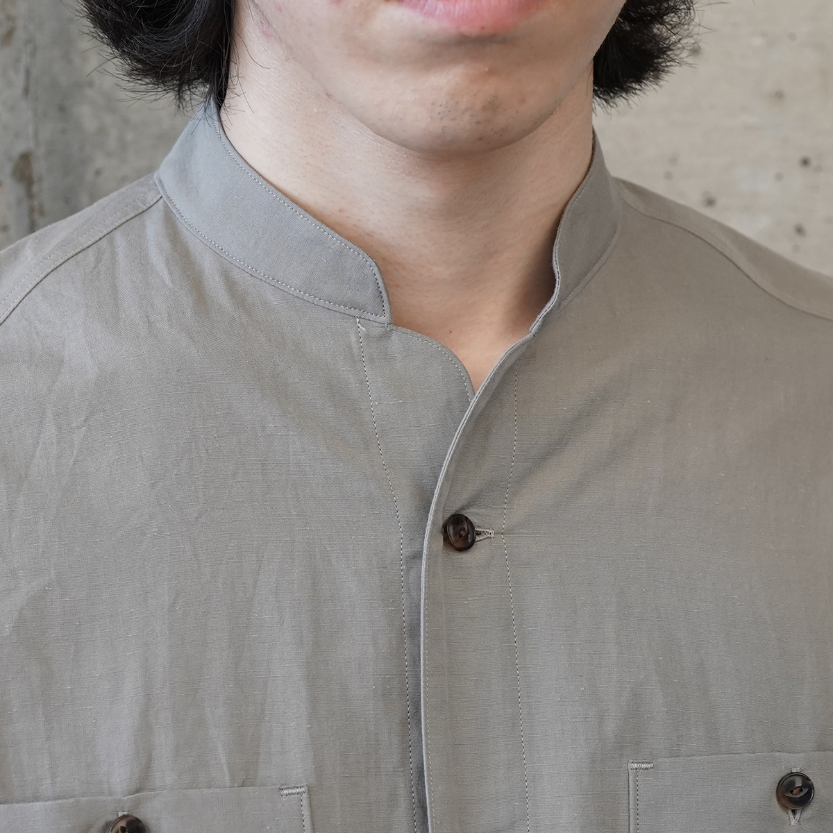 tilt The authentics】美しいシルエットのスタンドカラーシャツのご