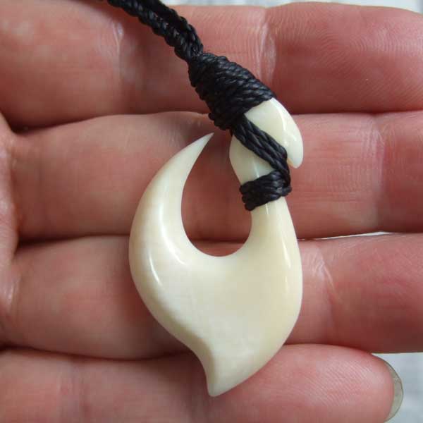 表示現品】マッコウクジラの歯 カービングネックレス（約3.7cm）- BCT