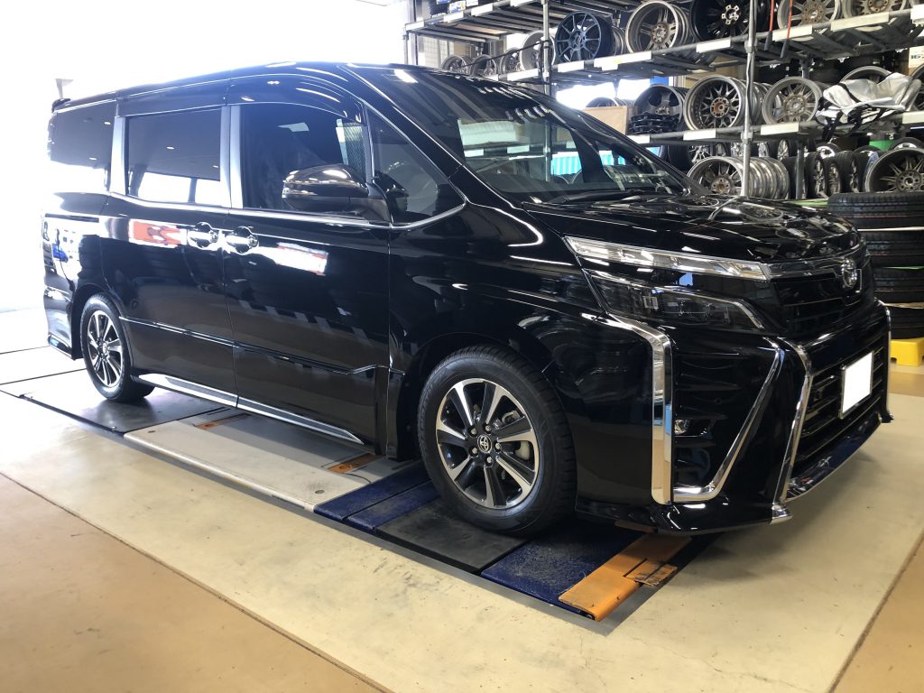 80系VOXYにRAYS ベルサス ヴォウジェ 装着！新品セットも取扱OK