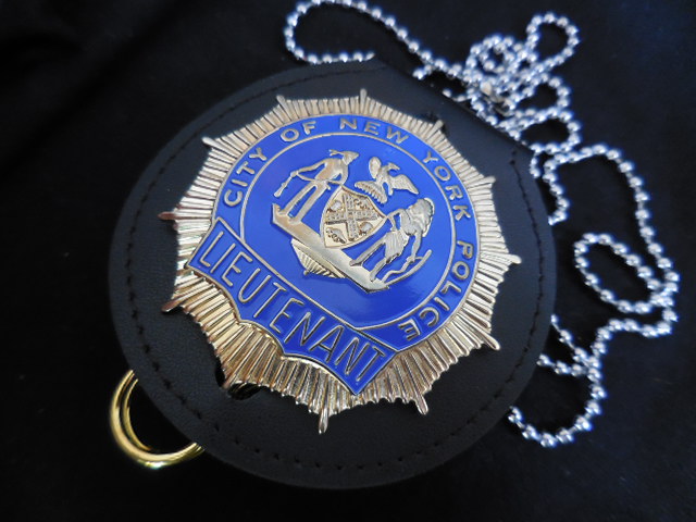 ニューヨーク市警察レプリカバッジ（ダイハード仕様）ホルダー付き