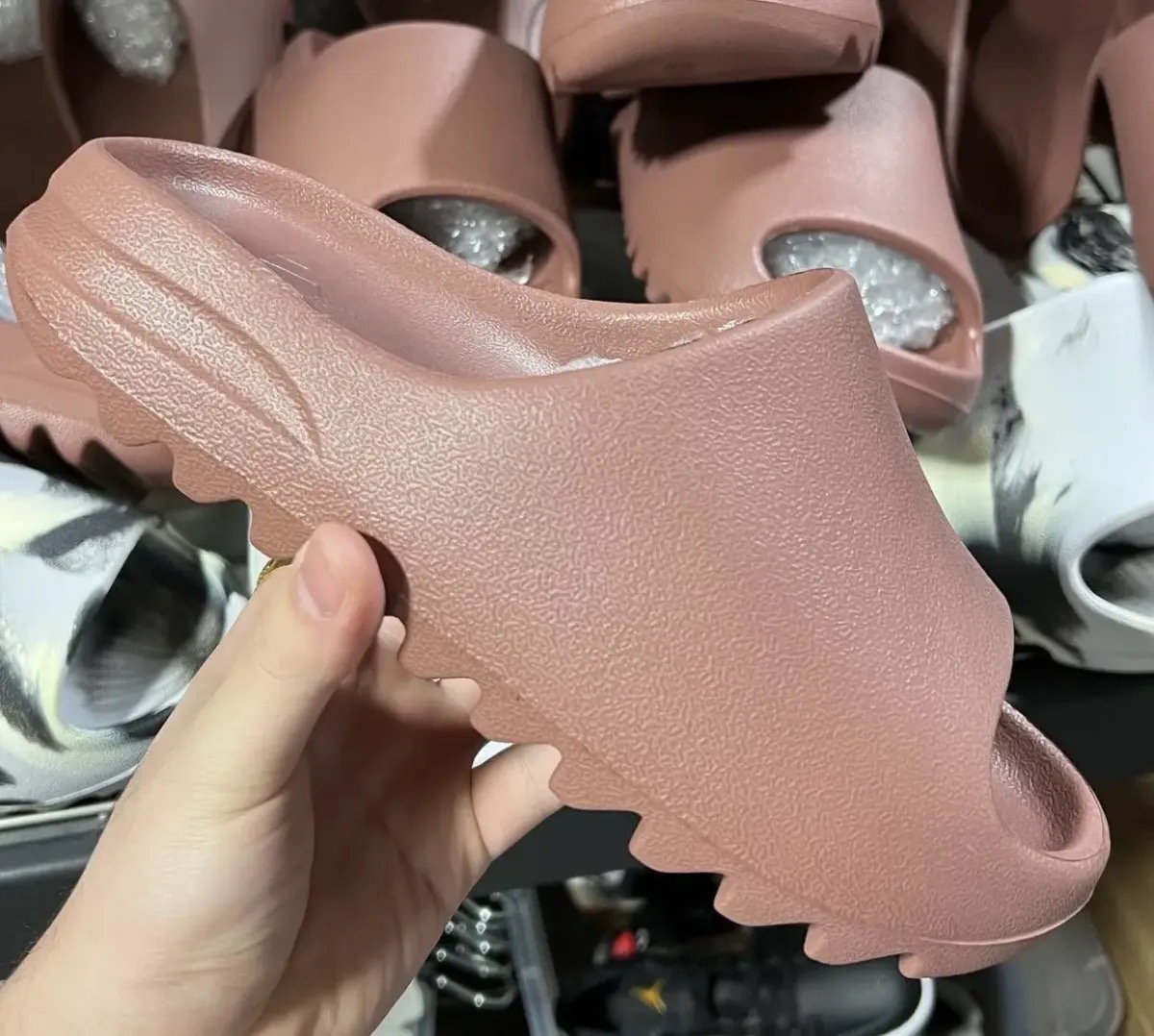 adidas YEEZY SLIDE “DUST ROSE”が発売予定 | UP TO DATE